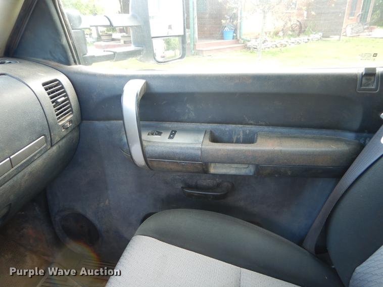 image for item FH9490 2007 Chevrolet Silverado 3500 flatbed pickup truck