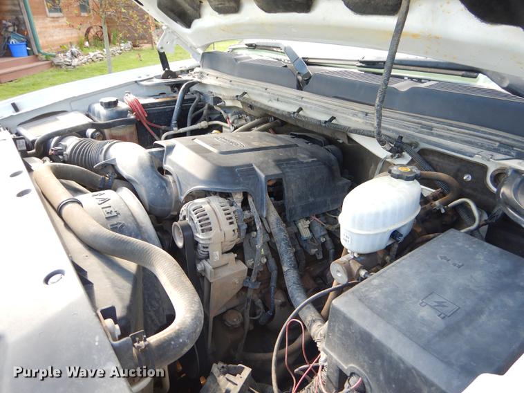 image for item FH9490 2007 Chevrolet Silverado 3500 flatbed pickup truck