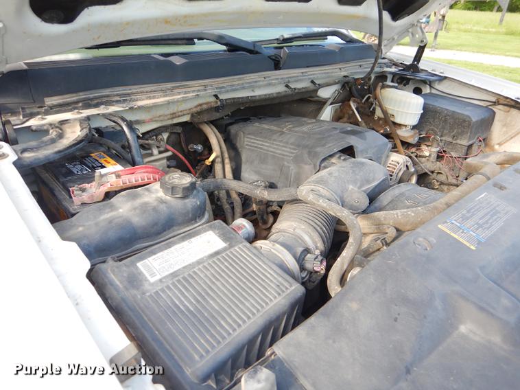 image for item FH9490 2007 Chevrolet Silverado 3500 flatbed pickup truck