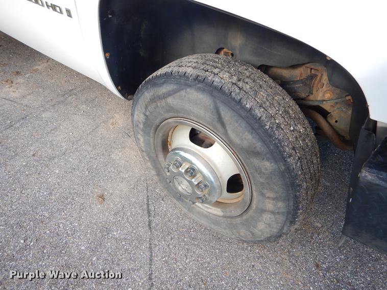 image for item FH9490 2007 Chevrolet Silverado 3500 flatbed pickup truck