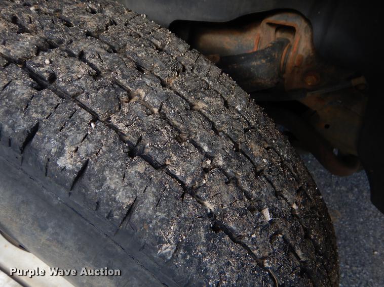 image for item FH9490 2007 Chevrolet Silverado 3500 flatbed pickup truck