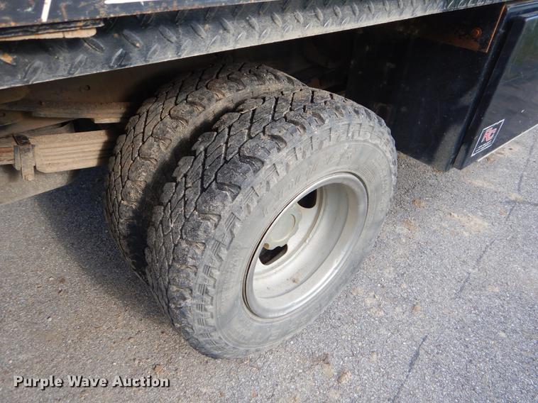 image for item FH9490 2007 Chevrolet Silverado 3500 flatbed pickup truck