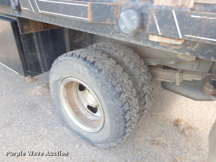 image for item FH9490 2007 Chevrolet Silverado 3500 flatbed pickup truck