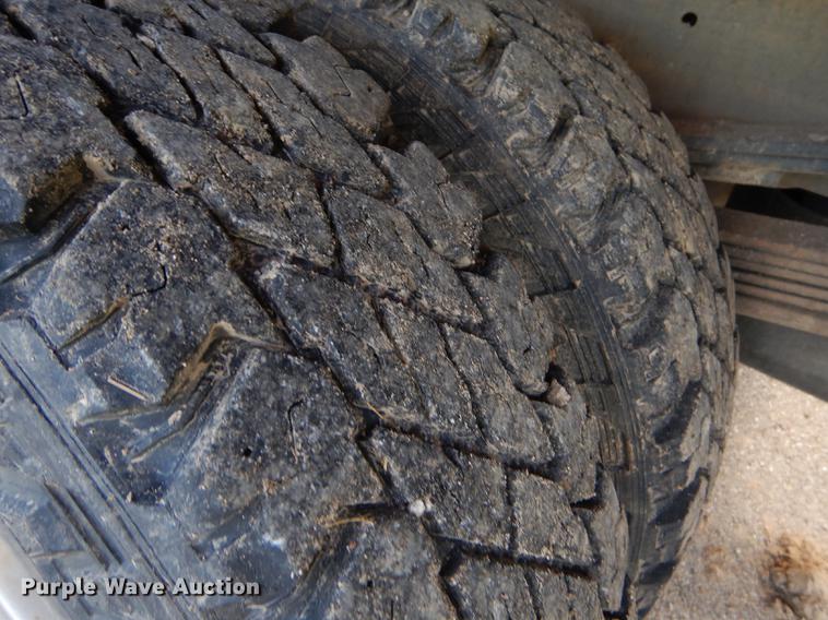 image for item FH9490 2007 Chevrolet Silverado 3500 flatbed pickup truck