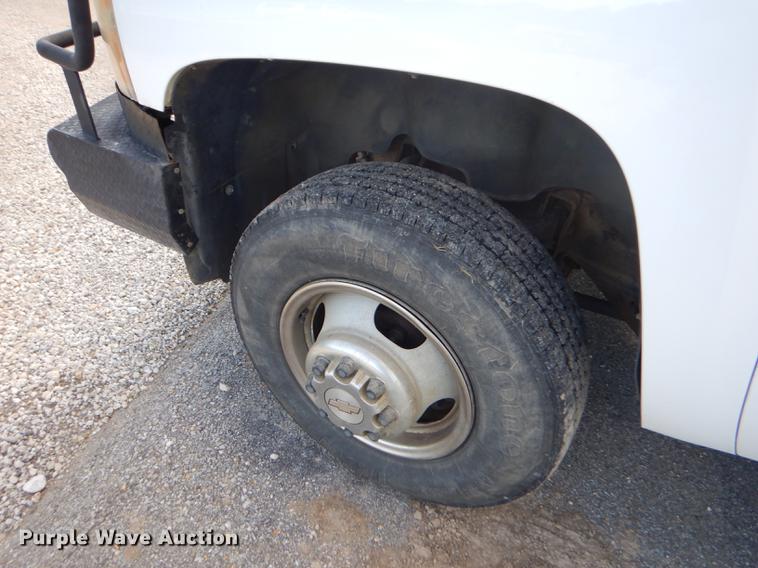 image for item FH9490 2007 Chevrolet Silverado 3500 flatbed pickup truck