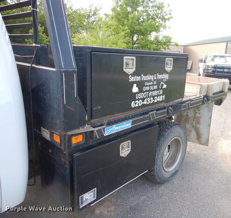 image for item FH9490 2007 Chevrolet Silverado 3500 flatbed pickup truck