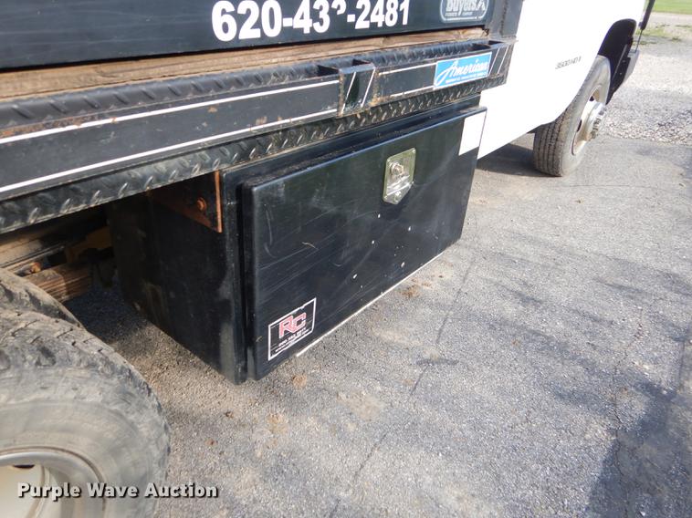 image for item FH9490 2007 Chevrolet Silverado 3500 flatbed pickup truck