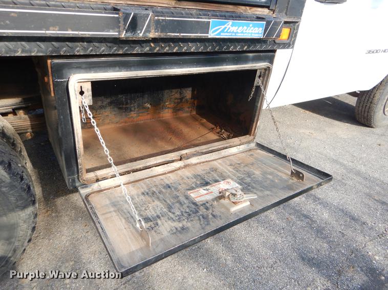 image for item FH9490 2007 Chevrolet Silverado 3500 flatbed pickup truck