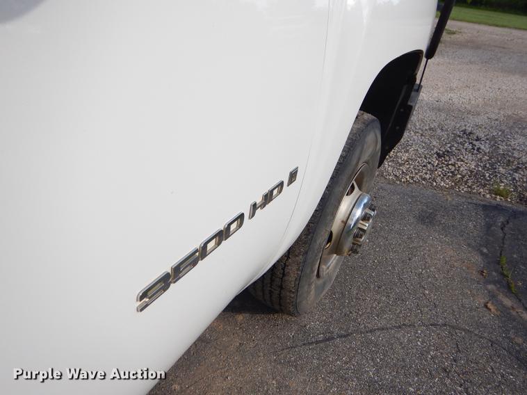 image for item FH9490 2007 Chevrolet Silverado 3500 flatbed pickup truck