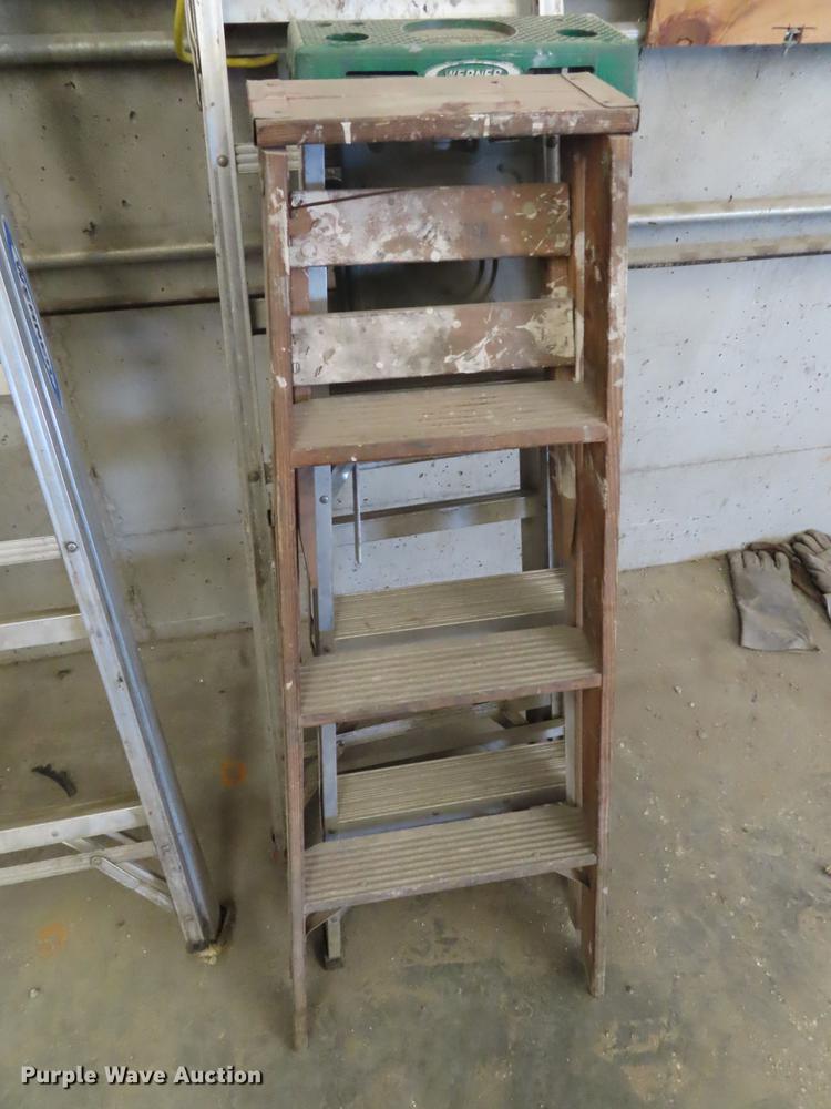 image for item FJ9116 (4) step ladders