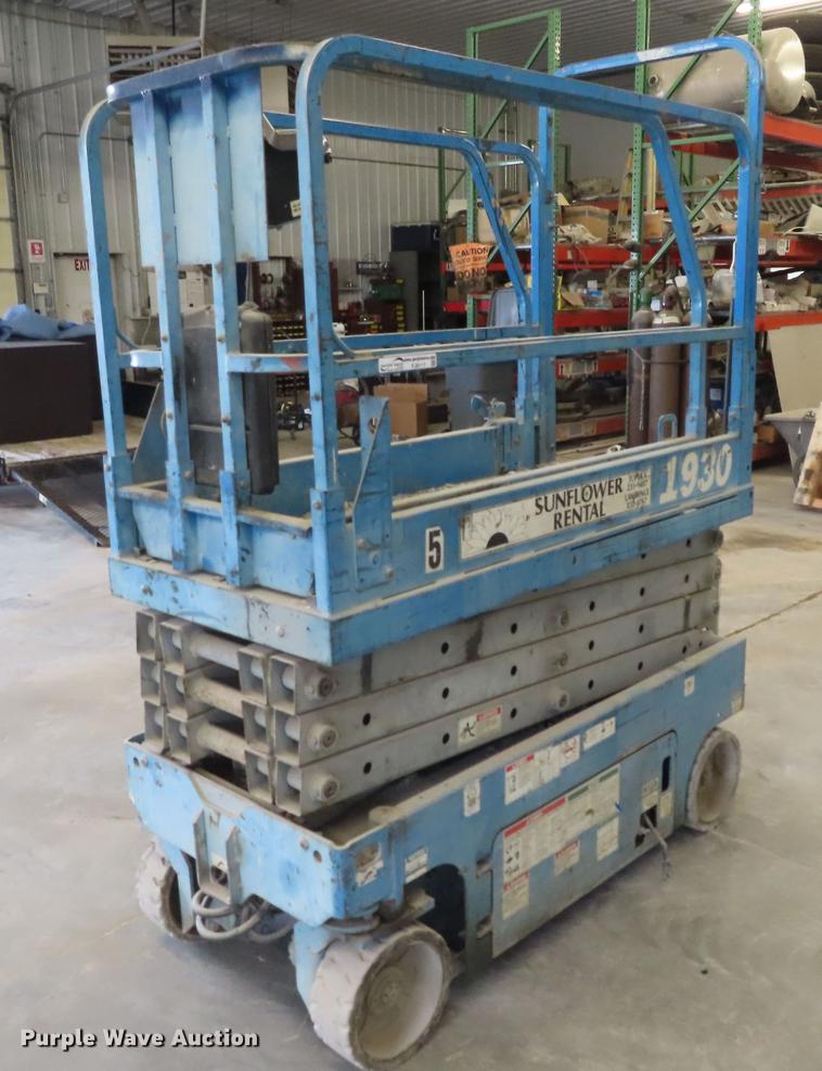 image for item FJ9117 2004 Genie GS1930 scissor lift