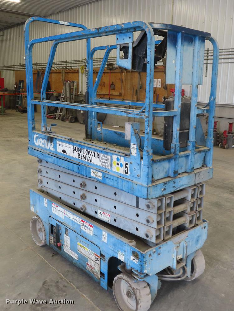 image for item FJ9117 2004 Genie GS1930 scissor lift