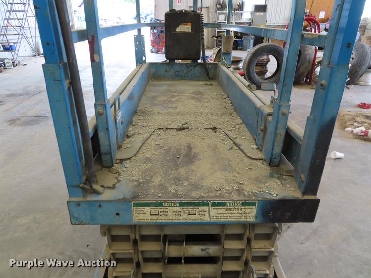 image for item FJ9117 2004 Genie GS1930 scissor lift