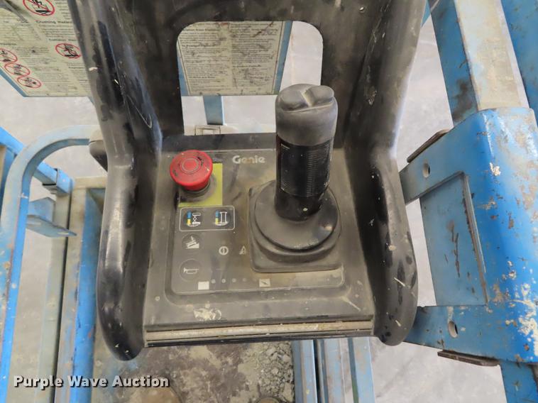 image for item FJ9117 2004 Genie GS1930 scissor lift
