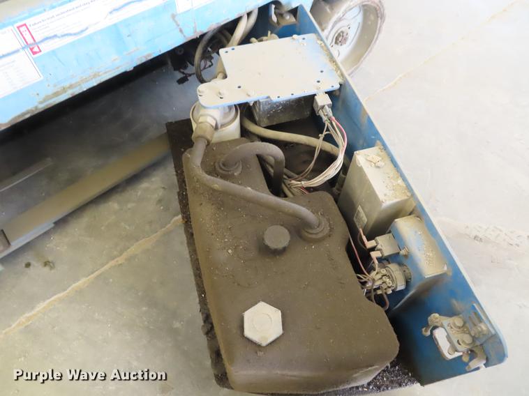 image for item FJ9117 2004 Genie GS1930 scissor lift