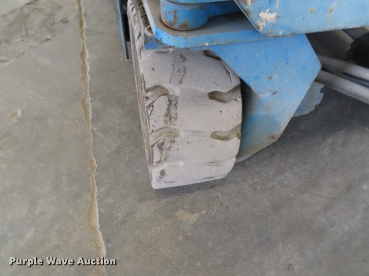 image for item FJ9117 2004 Genie GS1930 scissor lift