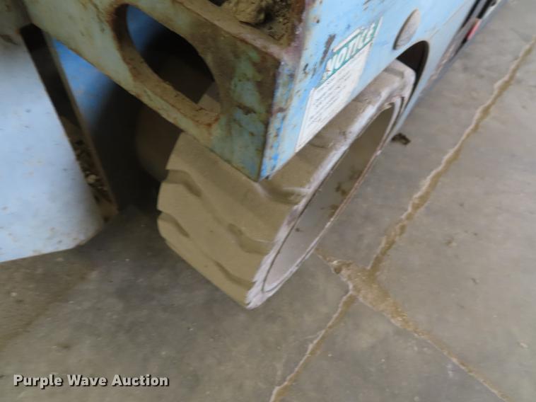 image for item FJ9117 2004 Genie GS1930 scissor lift