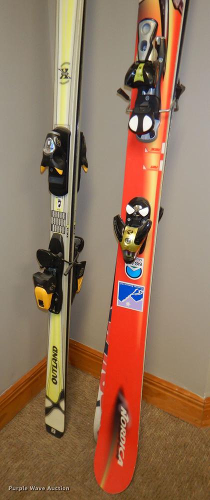 image for item FQ9787 Skis