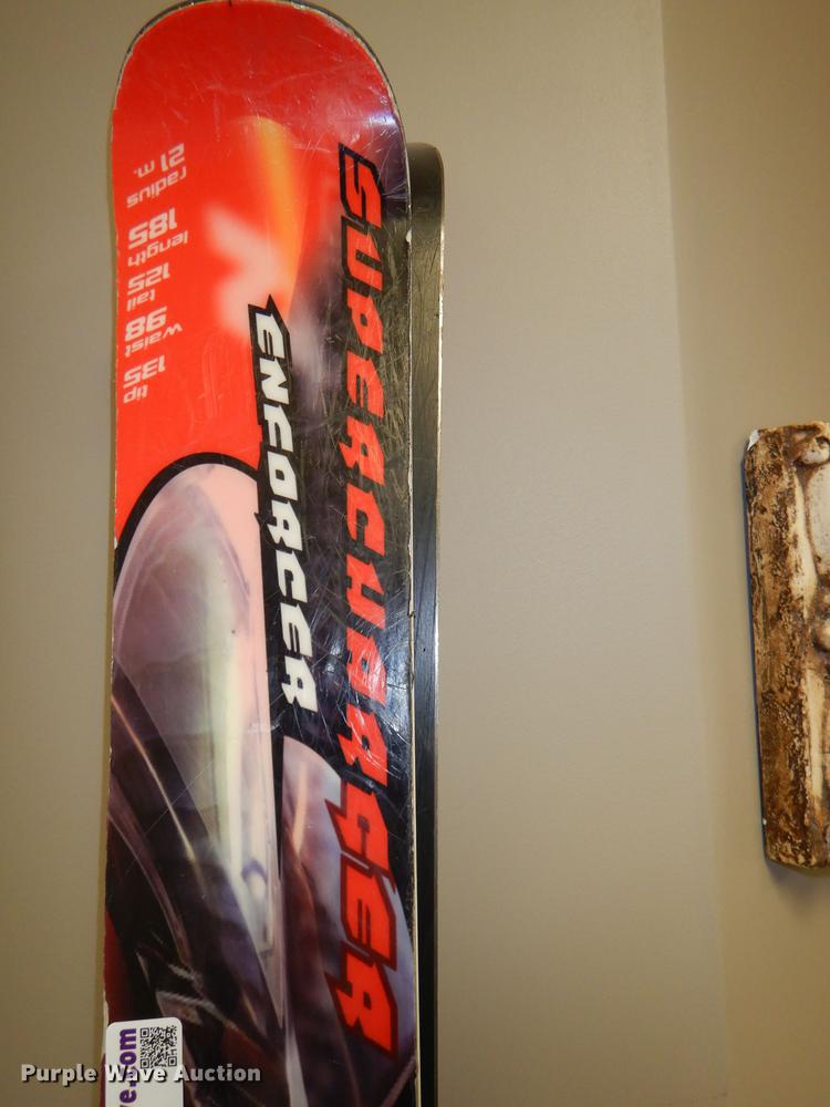 image for item FQ9787 Skis