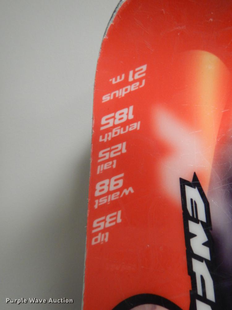 image for item FQ9787 Skis