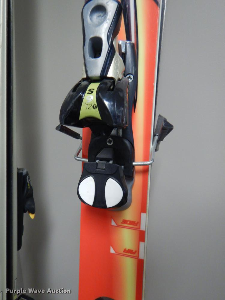 image for item FQ9787 Skis