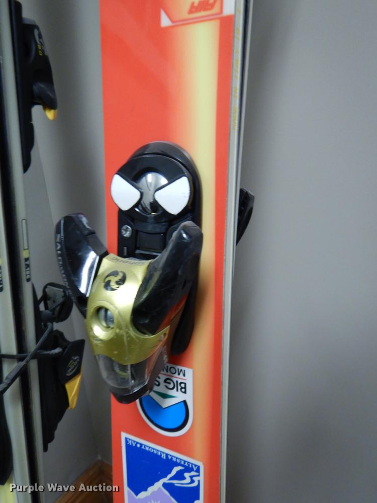 image for item FQ9787 Skis