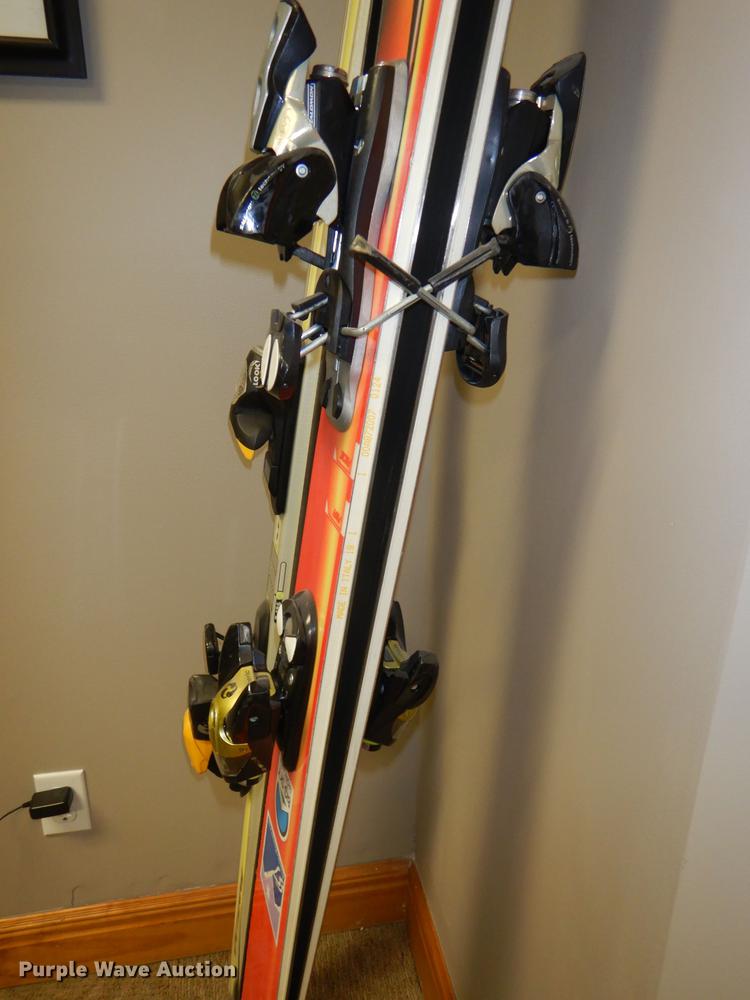 image for item FQ9787 Skis