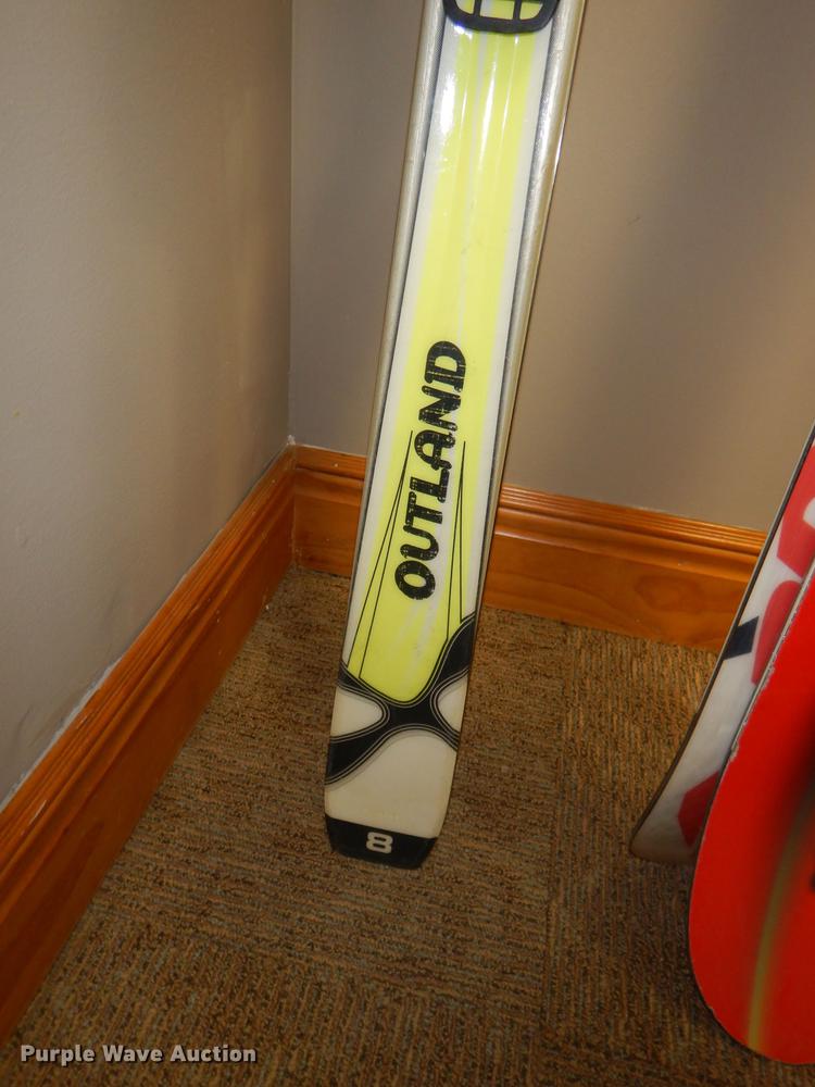 image for item FQ9787 Skis