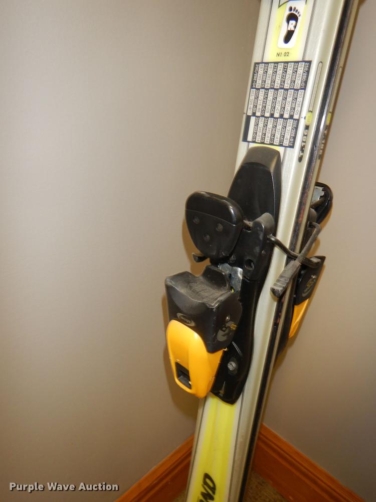 image for item FQ9787 Skis