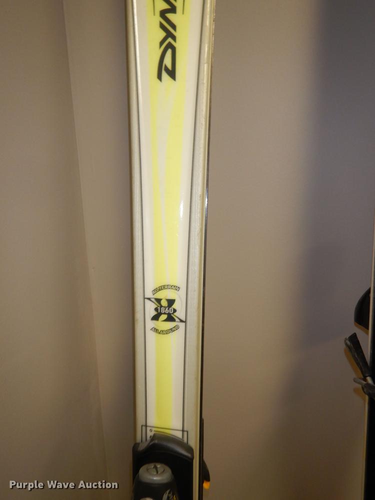 image for item FQ9787 Skis