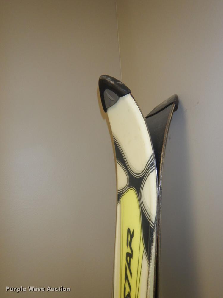 image for item FQ9787 Skis