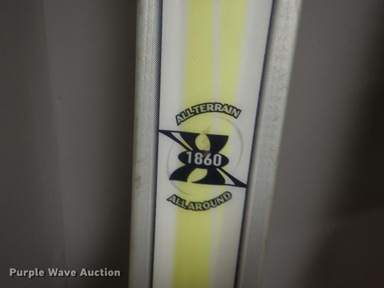 image for item FQ9787 Skis