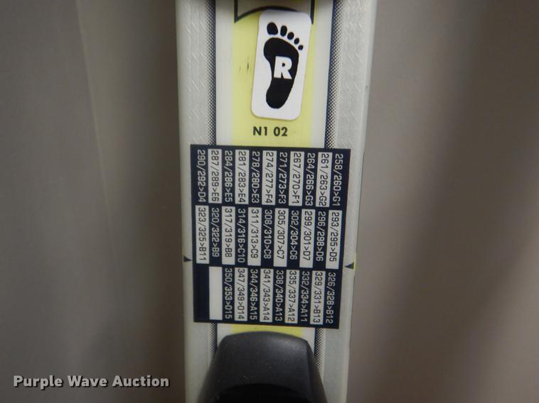 image for item FQ9787 Skis