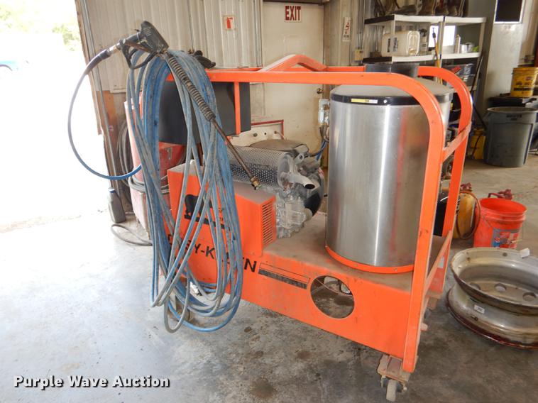 image for item FQ9796 Grizzly Easy-Kleen pressure washer