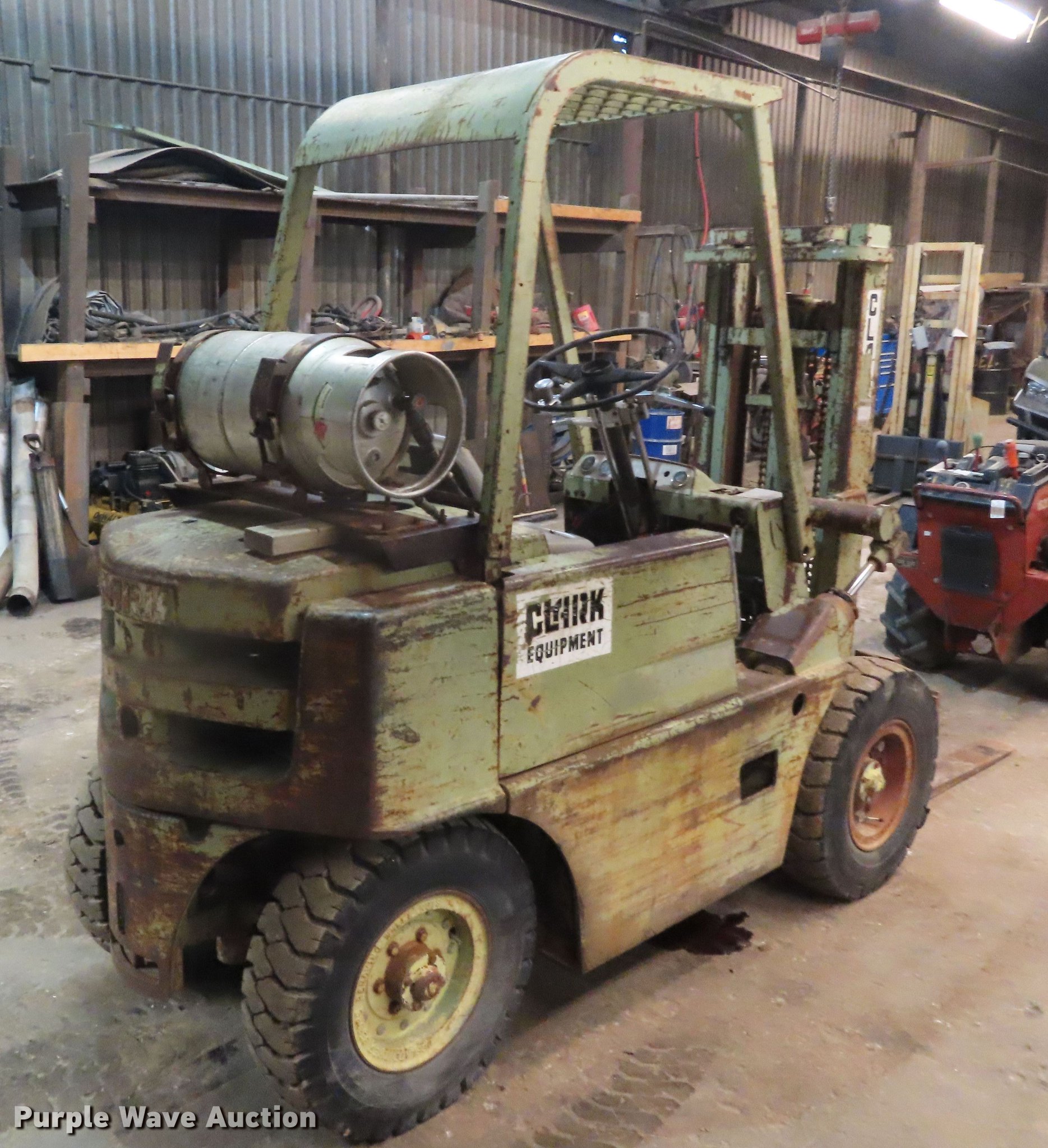 Clark 40B forklift in Wamego, KS | Item DE3541 sold | Purple Wave
