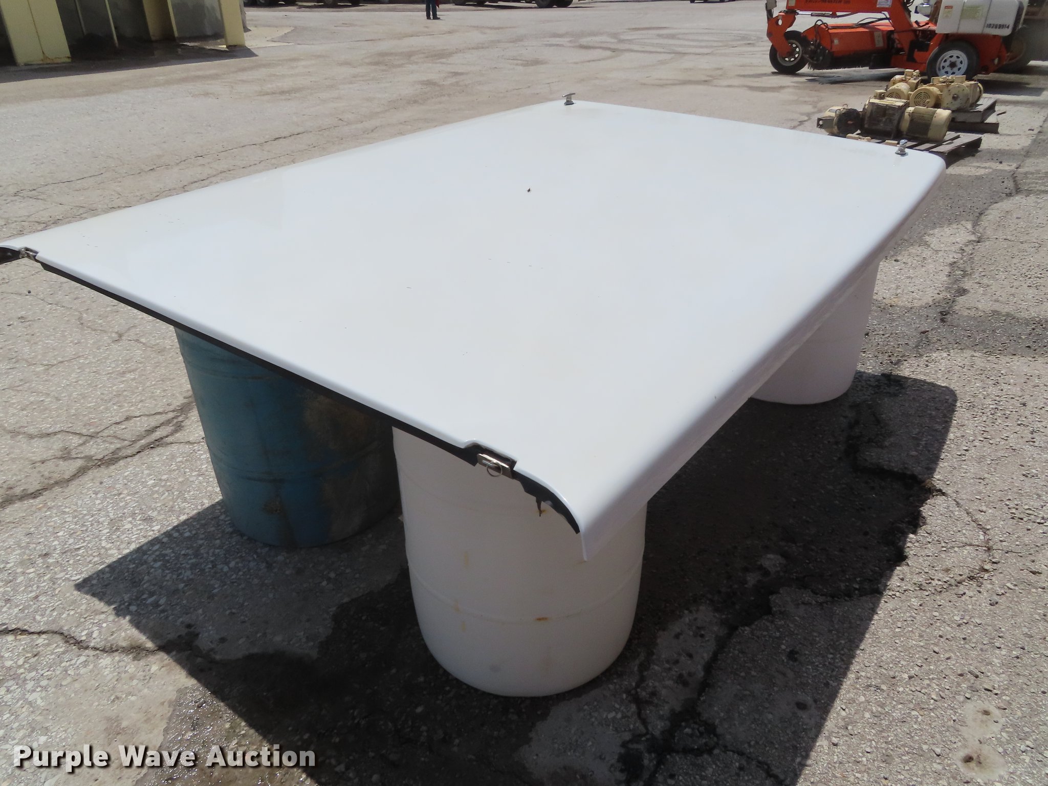 Snugtop fiberglass bed cover in Olathe, KS Item FJ9103 sold Purple Wave