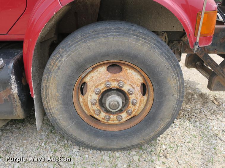 image for item DB8753 2002 International 4900 dump truck