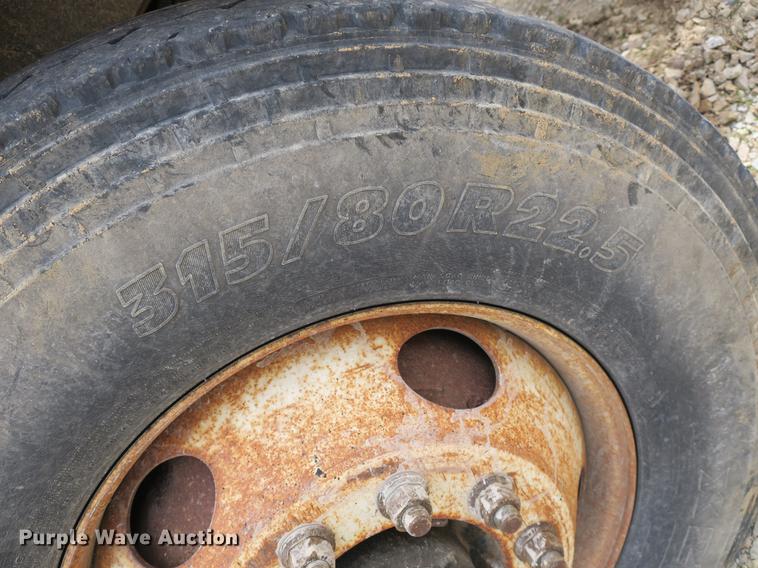 image for item DB8753 2002 International 4900 dump truck