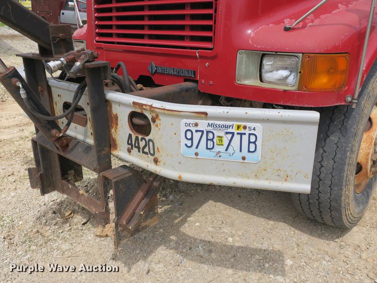 image for item DB8753 2002 International 4900 dump truck