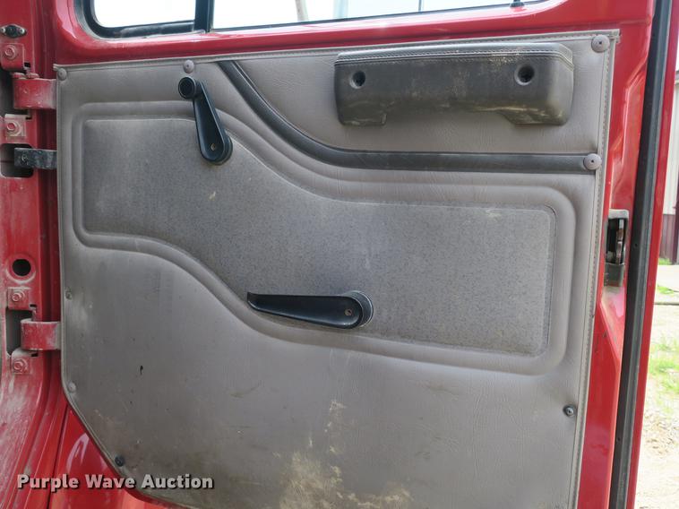 image for item DB8753 2002 International 4900 dump truck