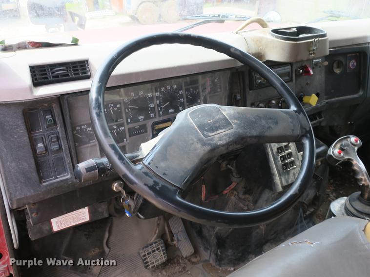 image for item DB8753 2002 International 4900 dump truck