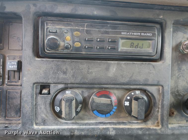 image for item DB8753 2002 International 4900 dump truck