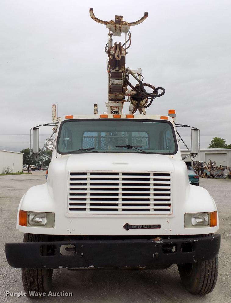 image for item DB9652 1998 International 4900 digger derrick truck