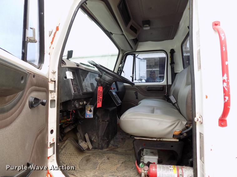 image for item DB9652 1998 International 4900 digger derrick truck