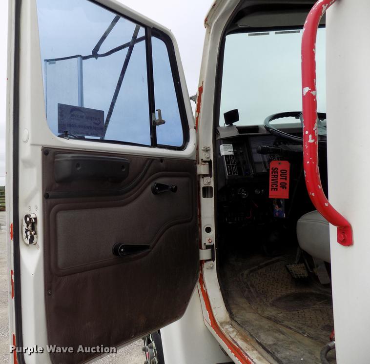 image for item DB9652 1998 International 4900 digger derrick truck