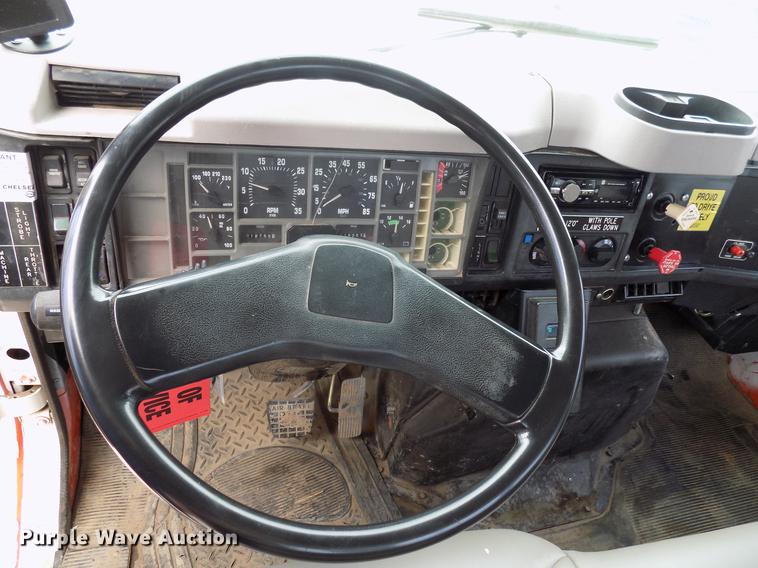 image for item DB9652 1998 International 4900 digger derrick truck