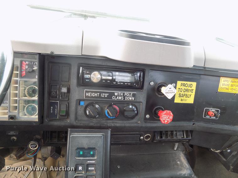 image for item DB9652 1998 International 4900 digger derrick truck