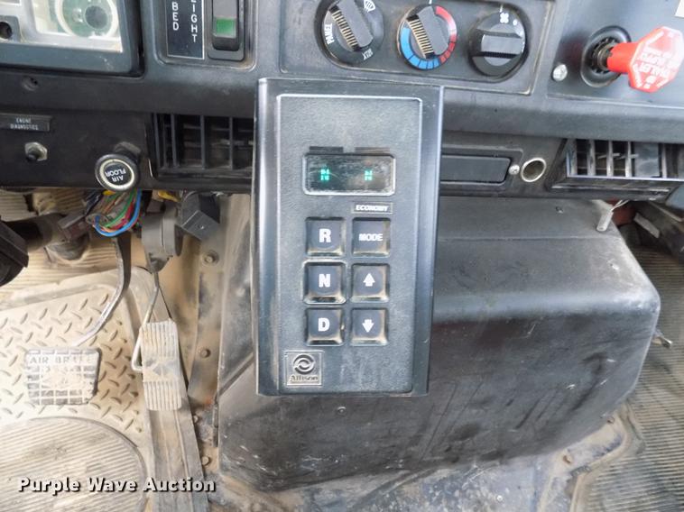 image for item DB9652 1998 International 4900 digger derrick truck