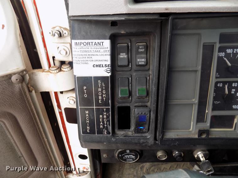 image for item DB9652 1998 International 4900 digger derrick truck