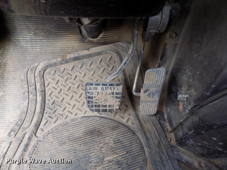 image for item DB9652 1998 International 4900 digger derrick truck